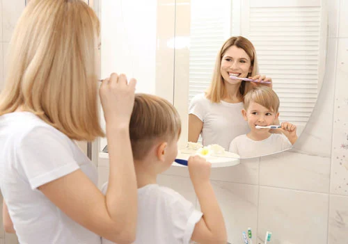 Brossage des dents avec les parents